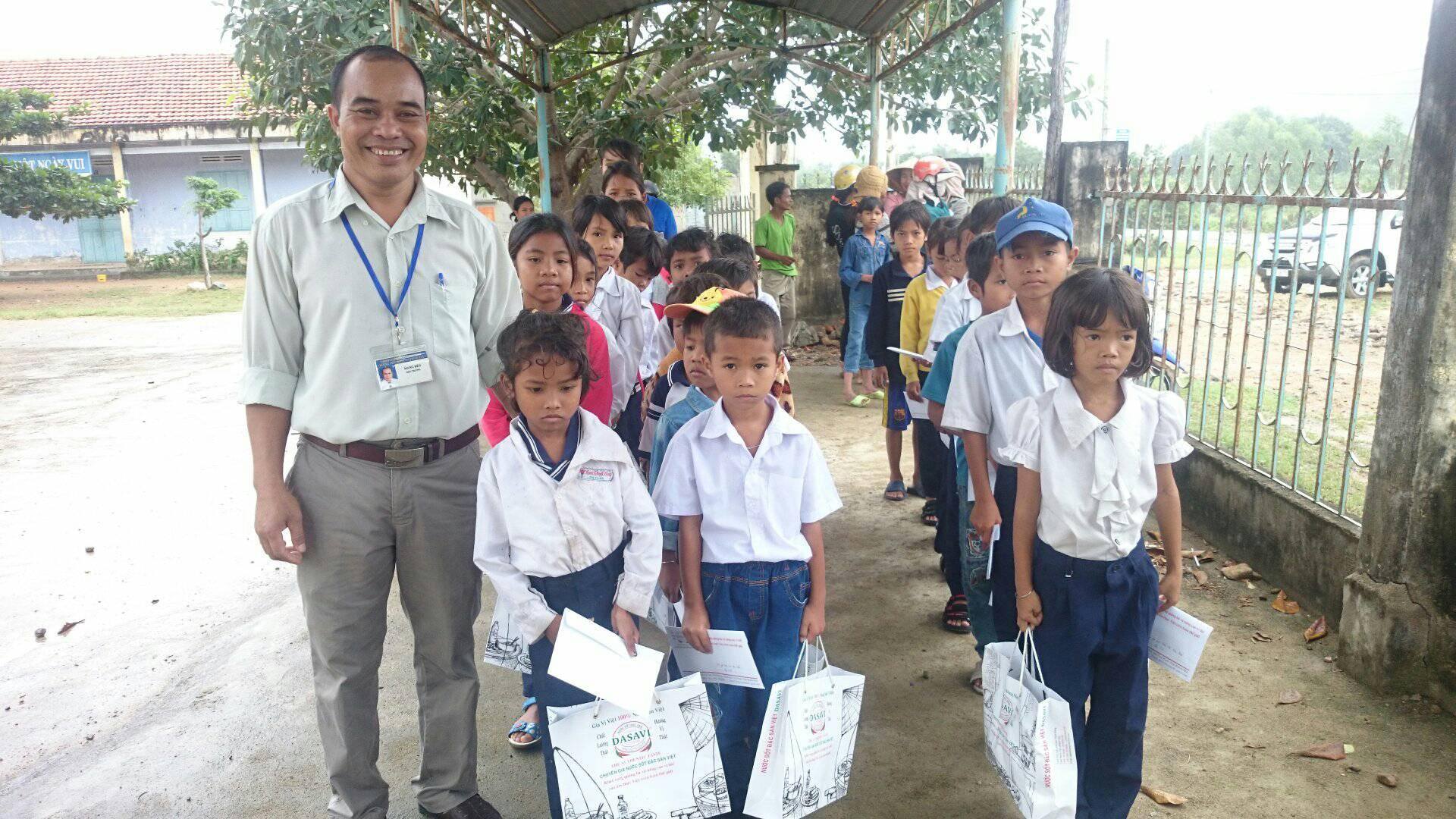 GIVE THE GIFTS FOR POOR PUPIL WHO TRY TO OVERCOME DIFFICULTIES IN CAM THINH TAY 1- CAM RANH - KHANH HOA PROVINCE