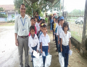 Tặng quà Tết cho các cháu học sinh nghèo vượt khó - Trường tiều học Cam Thịnh Tây - Cam Ranh - Khánh Hòa