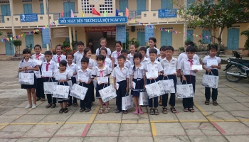 GIVE THE GIFTS FOR POOR PUPIL WHO TRY TO OVERCOME DIFFICULTIES IN CAM THINH DONG - CAM RANH - KHANH HOA PROVINCE