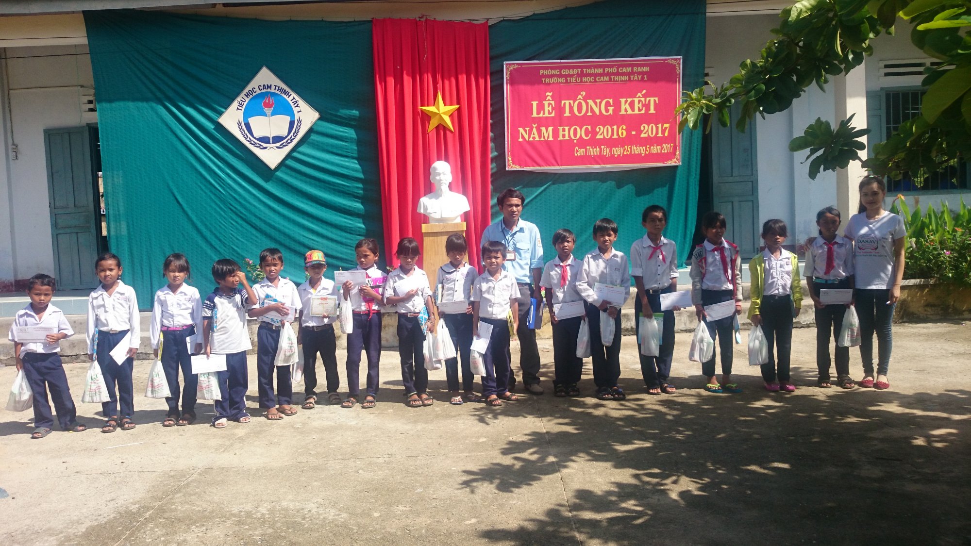 Trao học bổng và quà cho Học sinh nghèo vượt khó- Trường TH Cam Thịnh Tây 1- Cam Ranh- Khánh Hoà
